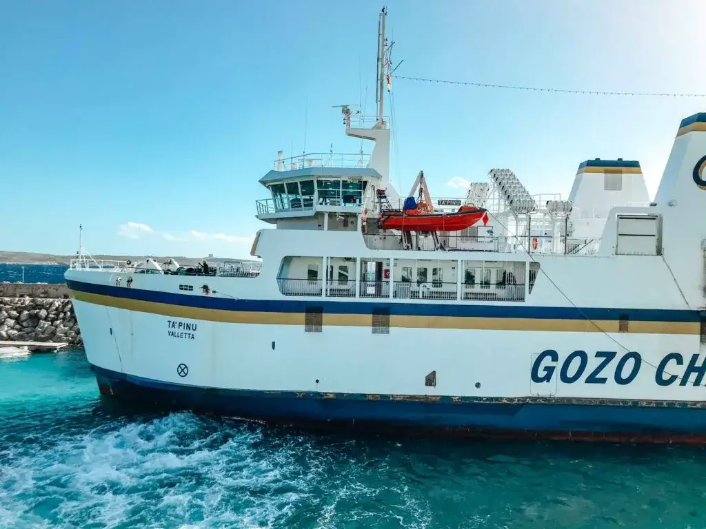 Jak bezpiecznie dostać się promem z Malty na Comino - kompletne informacje