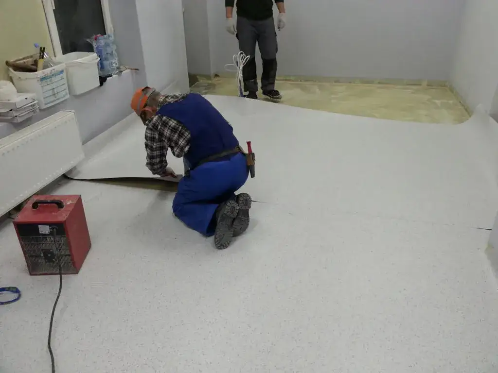 Profesjonalne układanie kostki podłogowej krok po kroku. Uniknij kosztownych błędów!