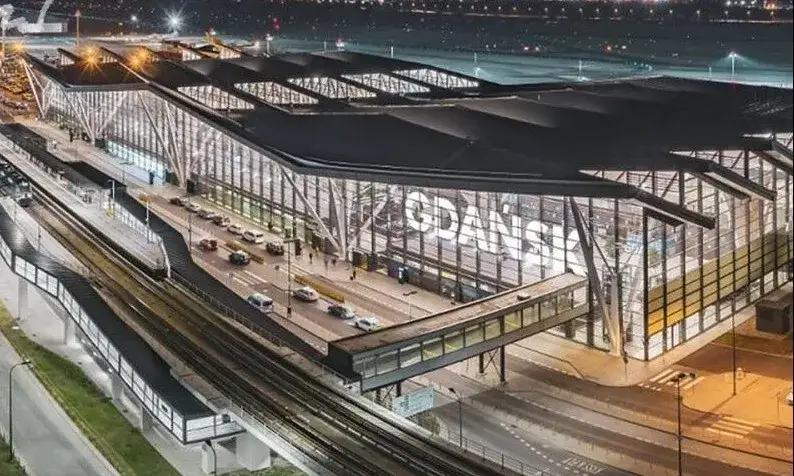 Jak dojechać na lotnisko w Gdańsku: najszybsze opcje transportu w 2025