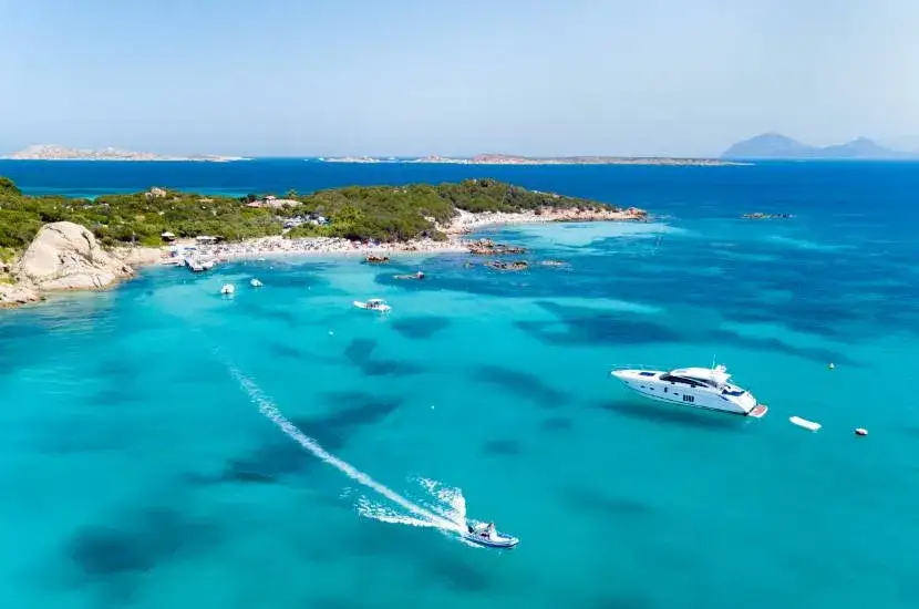 Jak długo trwa lot na Sardynię? Zaskakujące fakty o czasie podróży