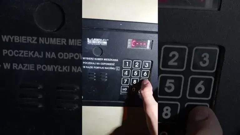 Kod listonosza do domofonu - prawda i mity o dostępie kurierów