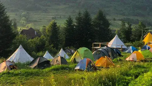 Porównanie kempingów w Polsce — na co zwracać uwagę?