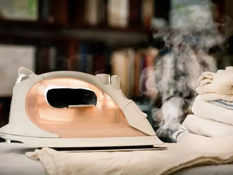 Jak usunąć plamę z żelazka – proste metody na skuteczne czyszczenie