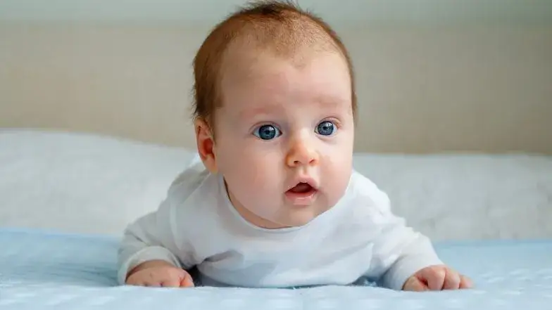 Kiedy niemowlak podnosi głowę? Poznaj kluczowe etapy rozwoju