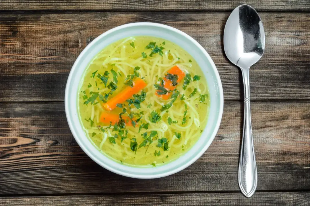 Czy rosół to zupa? Odkryj, co naprawdę oznacza ten klasyk