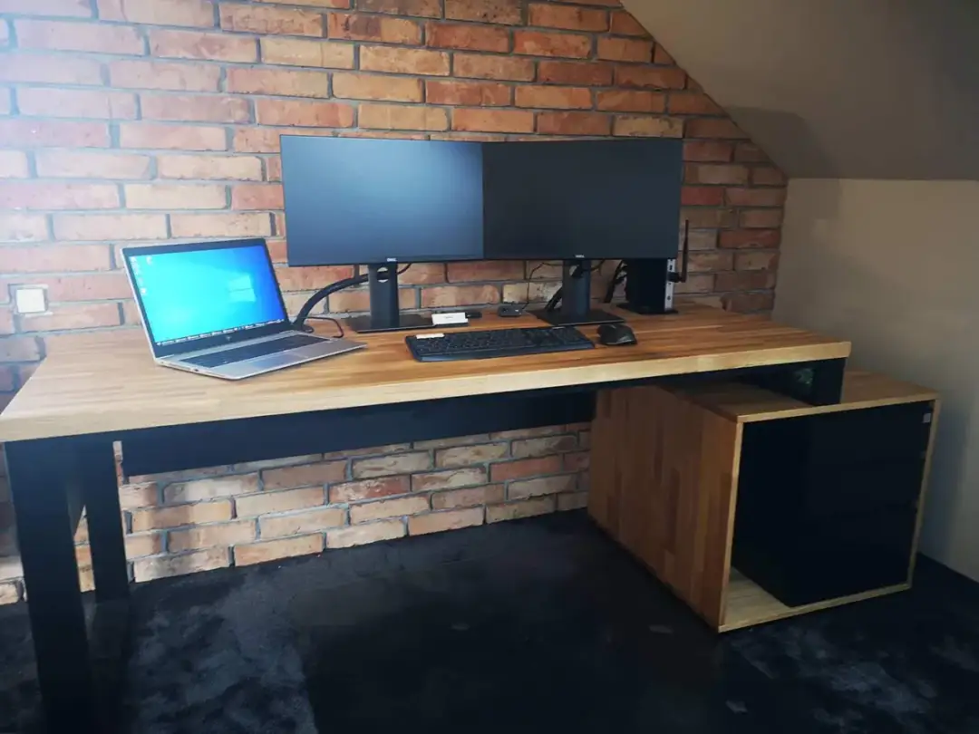 Idealne biurko na dwa monitory: jakie wymiary i funkcje są najważniejsze