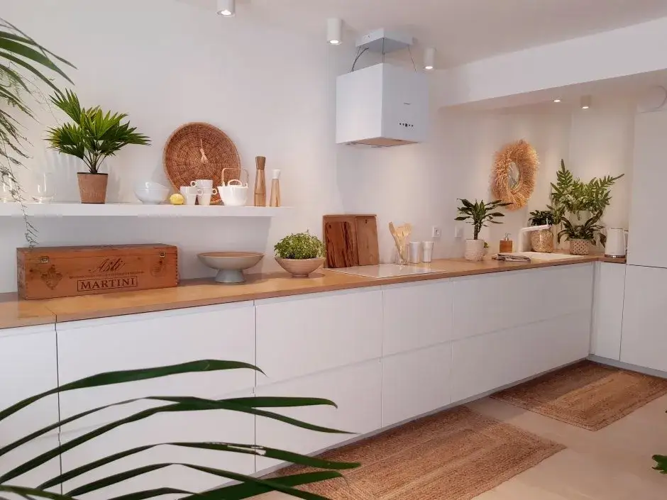 Co na ścianę w kuchni bez szafek? 6 niezwykłych pomysłów na aranżację