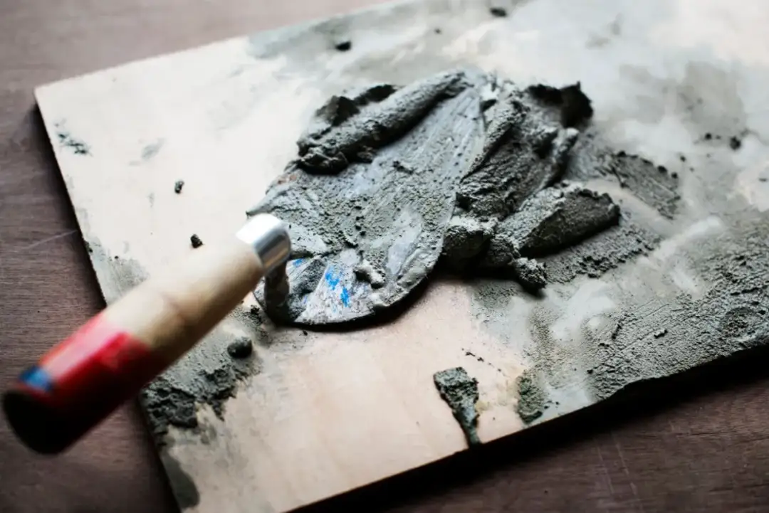 Jak usunąć stary klej z betonu: 5 skutecznych metod - poradnik