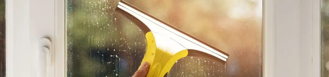 Czym myć okna dachowe: 8 skutecznych metod i środków