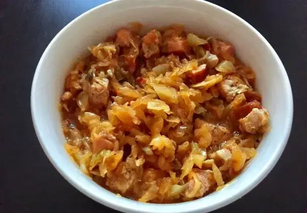 Dietetyczny bigos z kiszonej kapusty: smaczny i zdrowy sposób na dietę