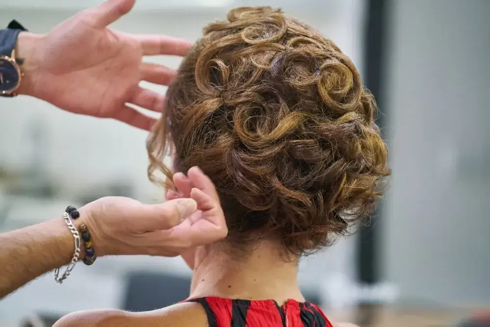 Jak zrobić fryzury lata 70 – proste techniki i inspiracje do stylizacji