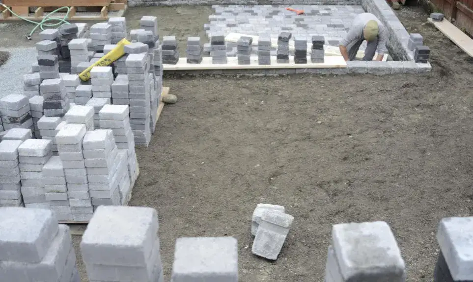 Ile kosztuje układanie kostki z podbudową? Sprawdź, by nie przepłacić