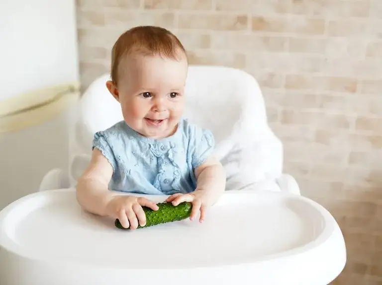 Zupa ogórkowa od którego miesiąca? Bezpieczne wprowadzenie dla niemowląt