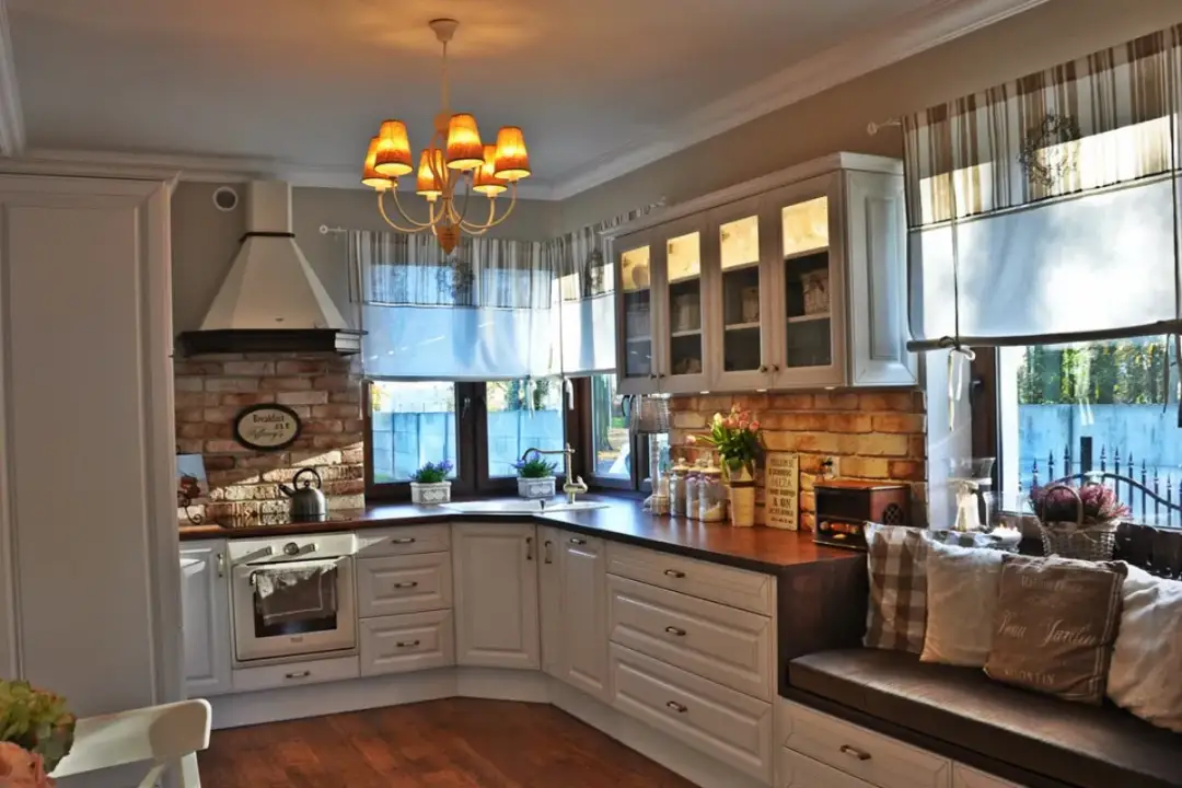 Jak zasłonić okno w kuchni - skuteczne sposoby na prywatność i komfort