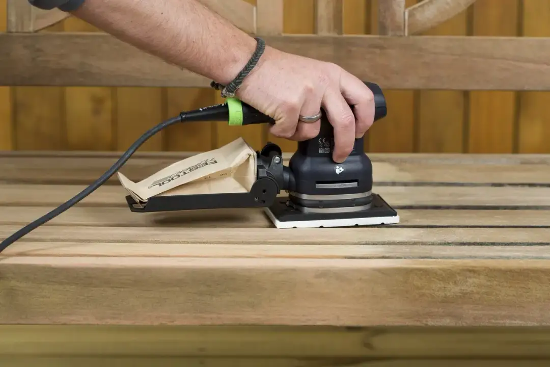 Jak zmyć farbę z mebli? Skuteczne metody na trudne plamy farby