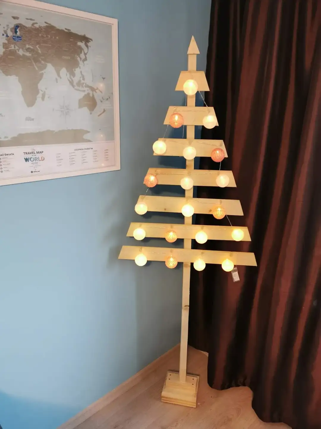 Drewniana choinka DIY krok po kroku: Świąteczna ozdoba, która zachwyci każdego