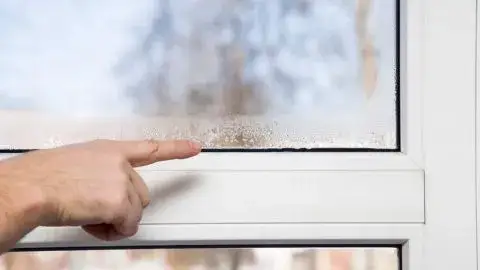 Dlaczego parują okna w środku? 5 zaskakujących przyczyn