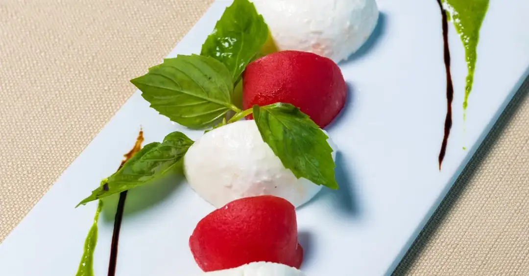 Jak przygotować sałatkę z kabanosem i serem żółtym, która uwiedzie?