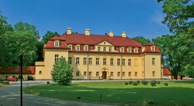 Pałac w Izbicku: Tajemnice i historia, które musisz poznać