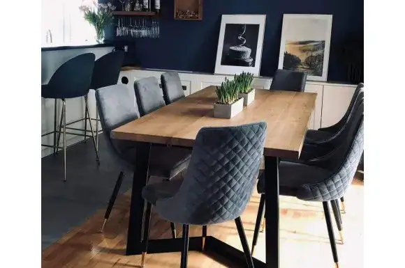 Czy krzesła muszą być w kolorze stołu? Poznaj najlepsze opcje