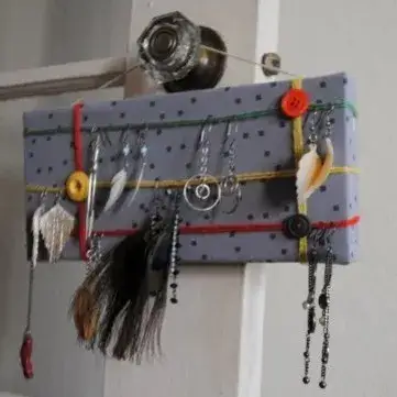 Jak zrobić wieszak na kolczyki: 5 prostych sposobów DIY