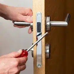 Jak wymienić klamkę w drzwiach - proste kroki, które musisz znać