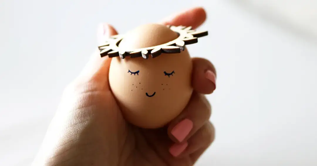 Jak ozdobić jajka na Wielkanoc: kreatywne pomysły i techniki