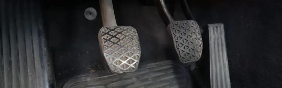 Co pierwsze hamulec czy sprzęgło – uniknij błędów i popraw technikę jazdy