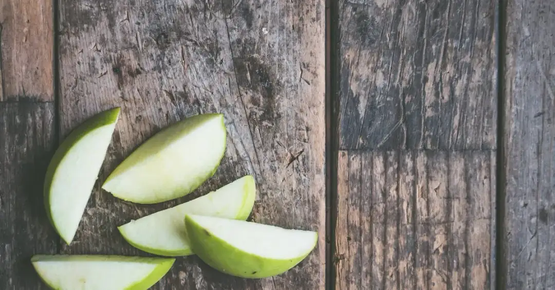 Klasyczny pleśniak z jabłkami i bezą – sprawdzony przepis na ciasto