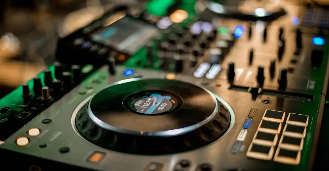 Miernik cęgowy DC: Jak ułatwia pracę elektryka?