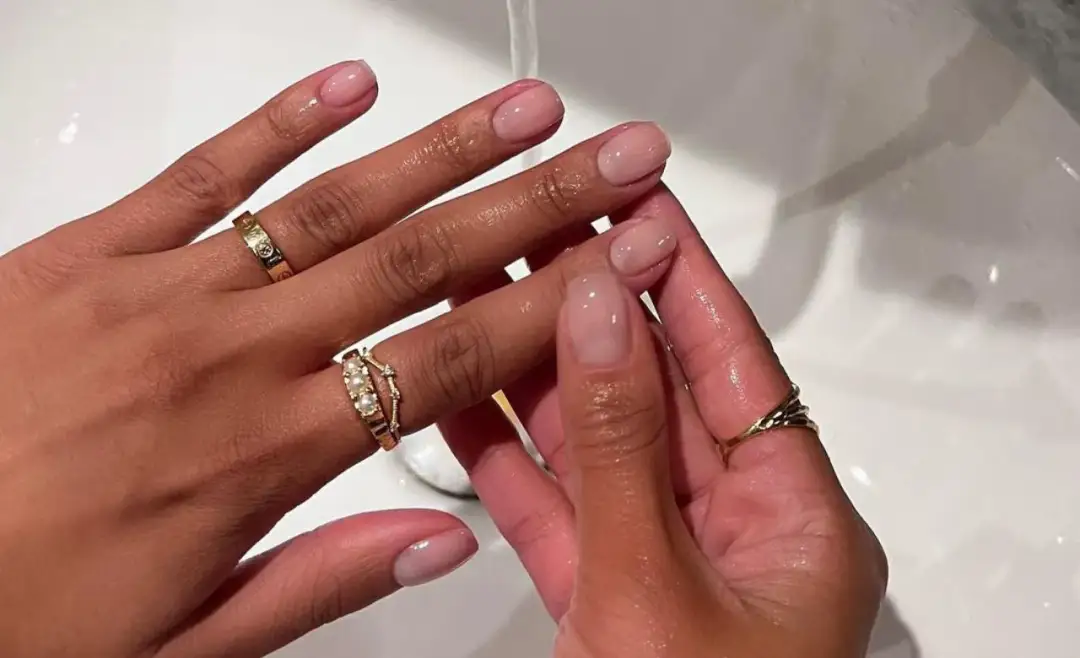 Jaki manicure jest teraz modny? Odkryj najnowsze trendy i style