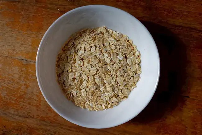 Ile kcal mają płatki owsiane: poznaj szczegółowe wartości w porcjach