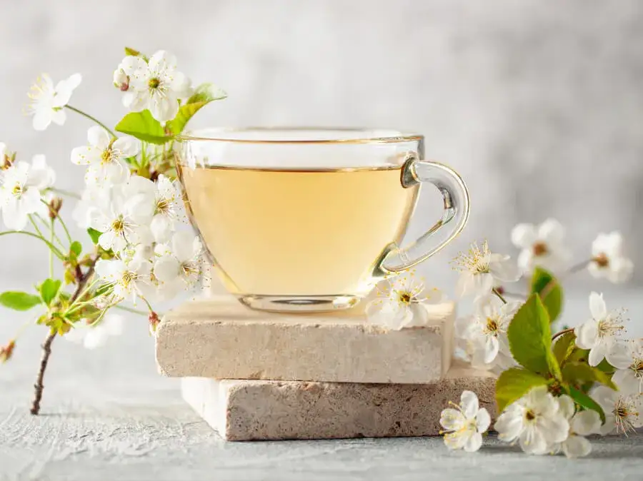 Jaka herbata na noc pozwoli Ci się zrelaksować i lepiej spać w 2025