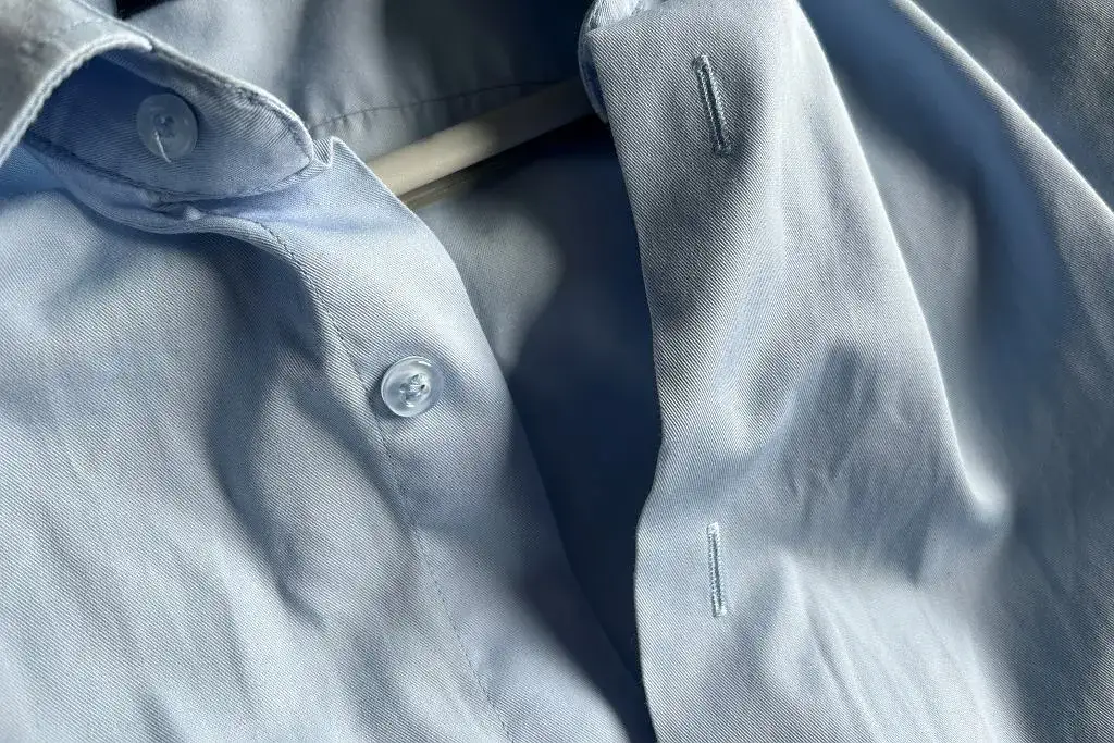 Koszula damska: dlaczego guziki są po lewej stronie? Poznaj fakty