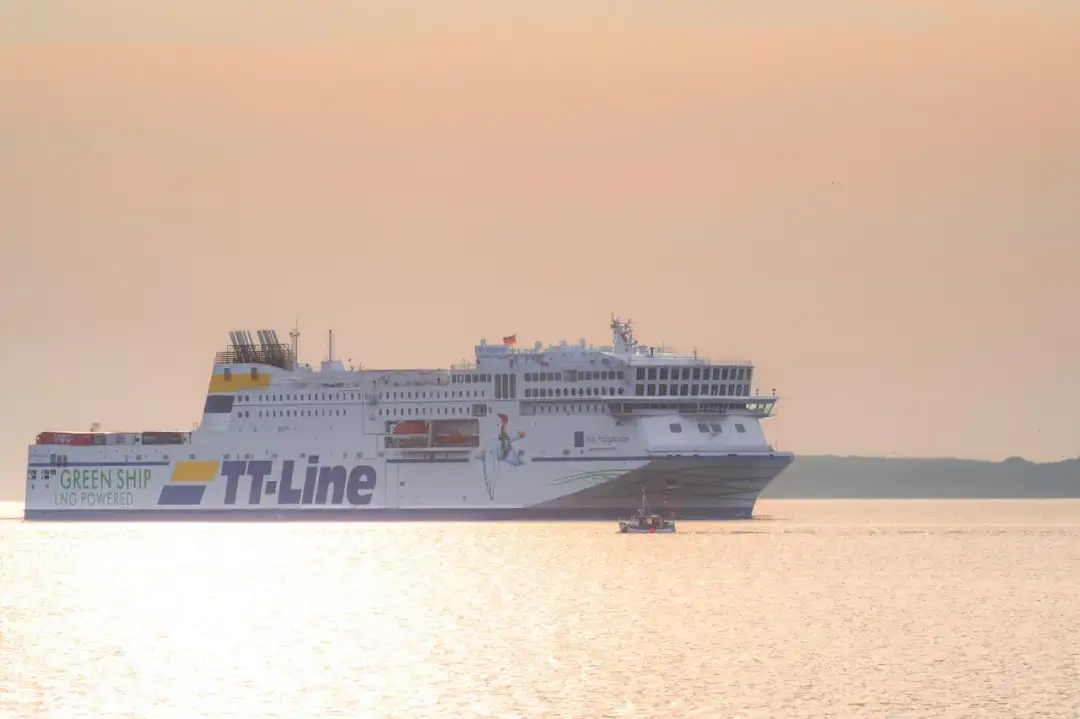 Ile płynie prom w Świnoujściu? Sprawdź czas rejsu i szczegóły