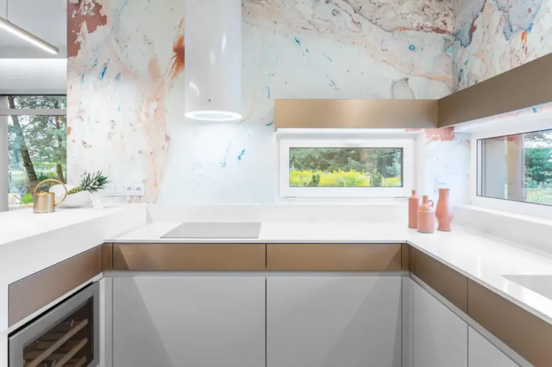 Najlepsze materiały na ścianę w kuchni: 5 rozwiązań bez plam i zabrudzeń