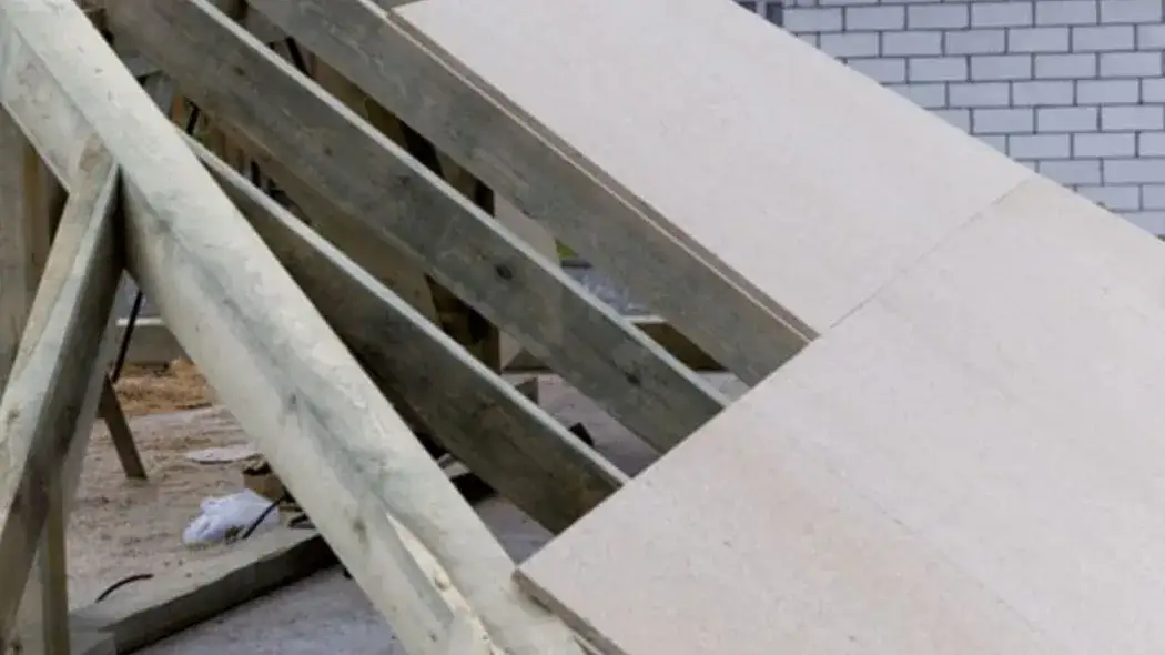 Czy pod płytę OSB dawać folię? Ochrona przed wilgocią i szkodnikami