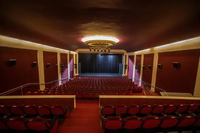 Spektakle Apollo Poznań: Aktualne komedie i repertuar teatralny