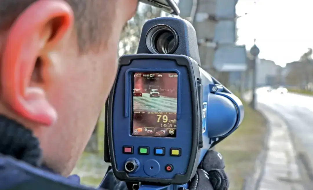 Poznaj rzeczywiste odległości z jakich policja może mierzyć prędkość na drodze