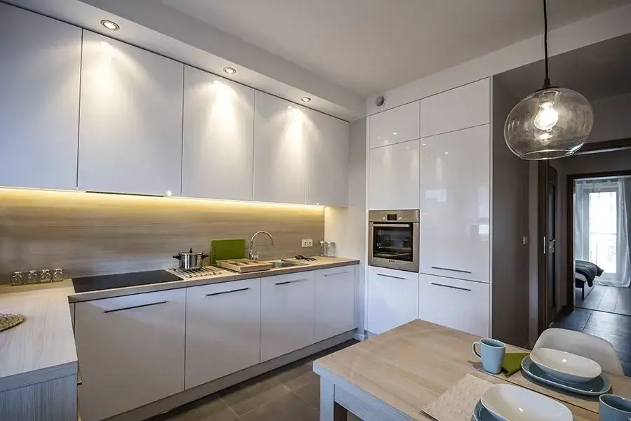 Czy szafki do sufitu w kuchni to dobry wybór? Oto zalety i wady