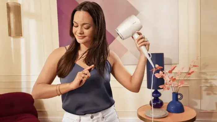 Co to znaczy suszarka do włosów z jonizacją i jak wpływa na włosy?
