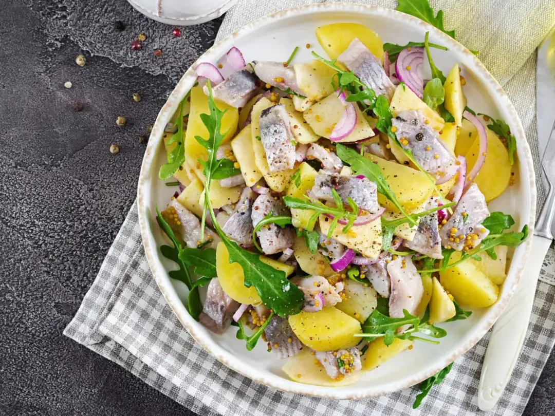 Jak zrobić sałatkę śledziową: przepis na tradycyjną wersję domową