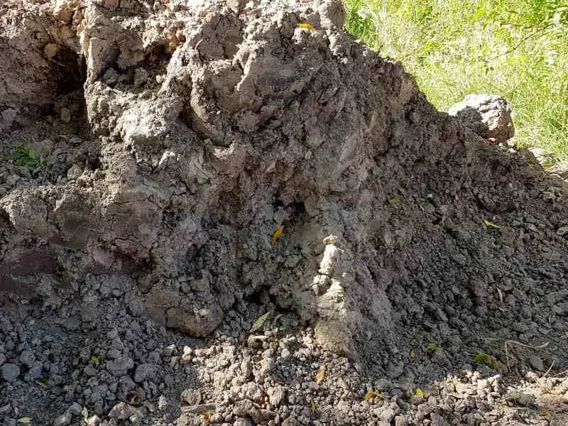 Glina czy zaprawa szamotowa? Porównanie i wybór idealnego materiału budowlanego