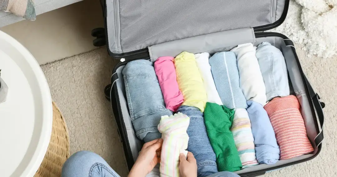 Jak rolować ubrania do walizki, aby zaoszczędzić miejsce i czas