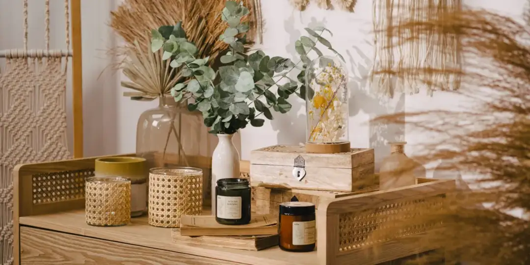 Najlepsze pomysły co na komodę do salonu: inspirujące aranżacje i dodatki