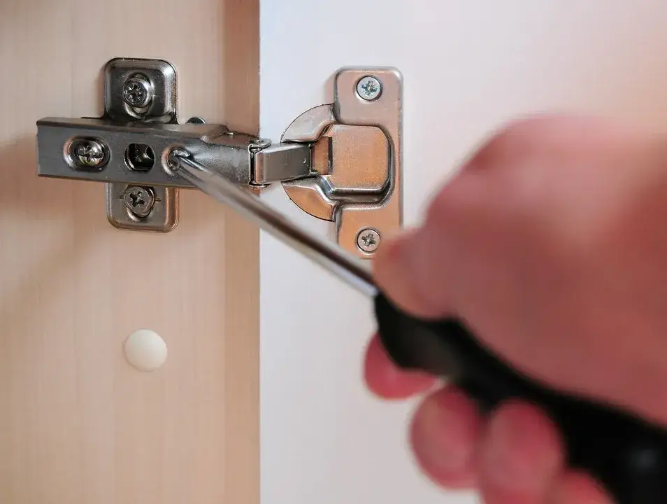 Jak naprawić drzwiczki od szafki - praktyczne porady krok po kroku