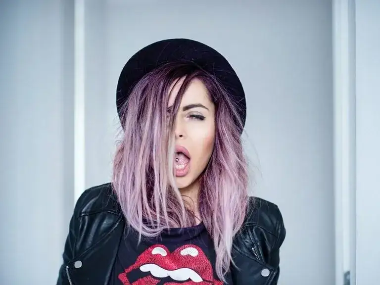 Rockowe stylizacje damskie: jak stworzyć wyjątkowy look i wyróżnić się