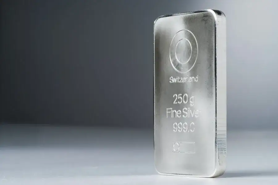 Czy inwestowanie w srebro jest opłacalne? Korzyści, ryzyka i praktyczne porady