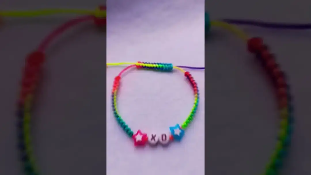 Jak zrobić plecione bransoletki – proste kroki do pięknych efektów