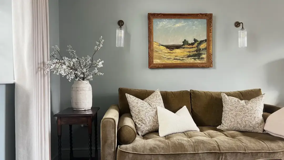 Co powiesić nad kanapą w salonie, by odmienić wnętrze i zachwycić?